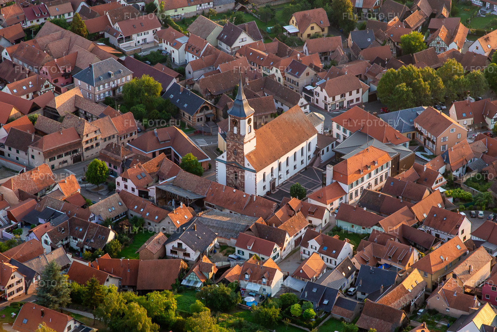 Vue aérienne: Église Bischoffsheim à Bischoffsheim dans le département Bas Rhin, France. Photo: IMG_137981.jpg prise le 19/08/2023 par Werner Riehm/FLY-FOTO.eu – Résolution de l'original: 4643 x 3095 px