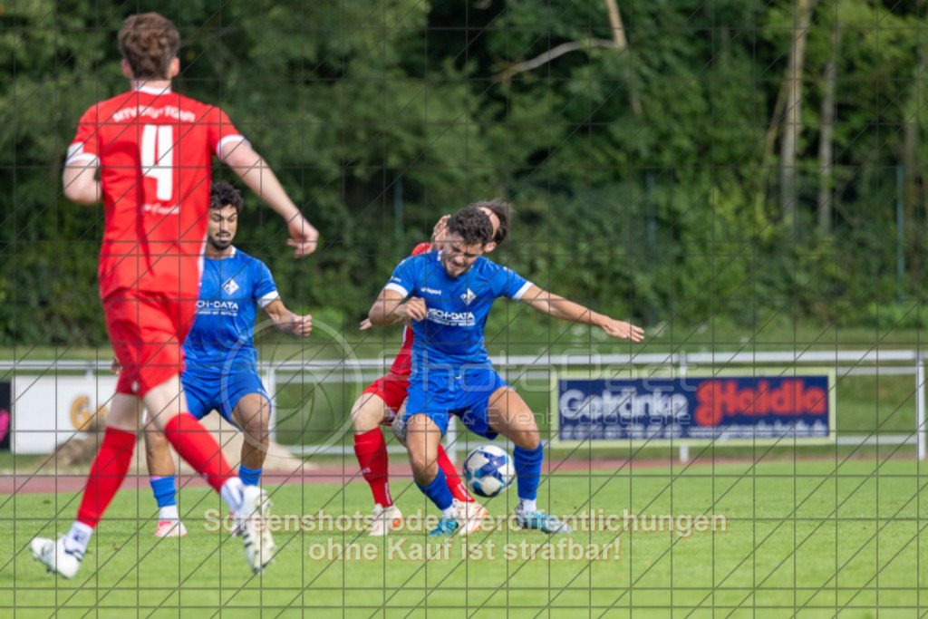 20250824_162038_0256 | #,1.FC Eislingen (blau) vs. MTV Stuttgart (rot), Fussball, Landesliga 2 - wfv, 02. Spieltag, Saison 2025/2026, Rasenplatz, Eichbachstation, Haldenstraße, 73054 Eislingen, 24.08.2025 - 15:00 Uhr,Foto: PhotoPeet-Sportfotografie/Peter Harich
