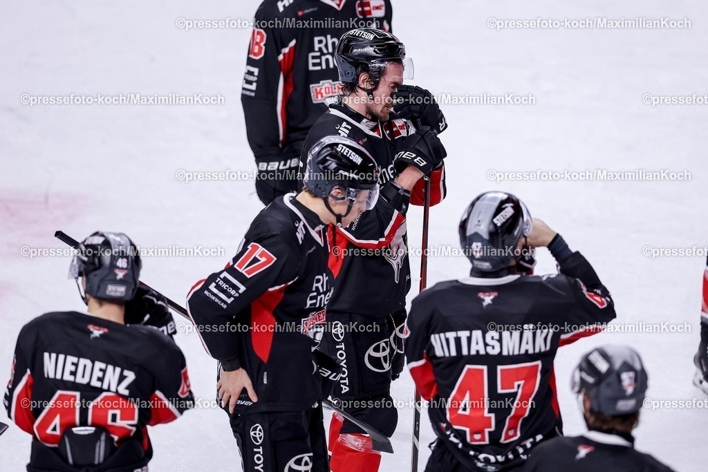 KEC28012501087 | 28.01.2025, Eishockey, DEL, Kölner Haie - EHC Red Bull München, Spieltag 41, Lanxess-Arena Köln: Tiefe Enttäuschung bei der Mannschaft der Kölner Haie nach der 2:3 Niederlage. Adam Almquist (Kölner Haie #53) steht enttäuscht auf dem Eis.
