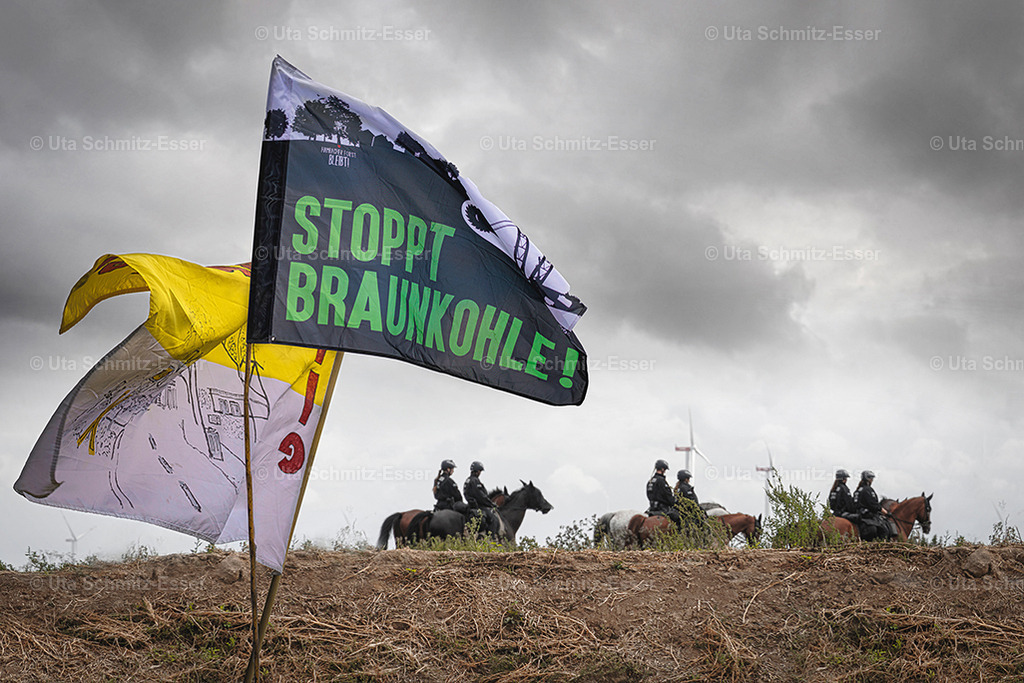 Menschenkette_Luetzerath_12 | CEUS Design - Realisiert mit Pictrs.com