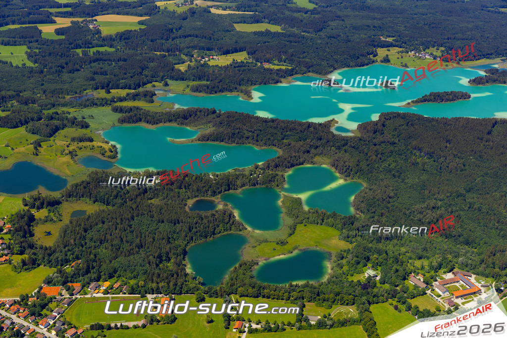 Aktuelles Luftbild von Osterseen Iffeldorf - Die Luftaufnahme wurde 2022 mittels UL-Flugzeug erstellt ( keine Drohne ) - hochauflösende Kamera-Systeme von  Canon -Beste Qualität - Für grossformatige Ausdrucke geeignet. Die Geschenkidee !