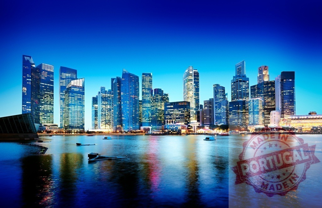 Singapore city skyline reflecting in water at night | Singapore city skyline at night with modern skyscrapers and lights reflecting on the water - Realisiert mit Pictrs.com
