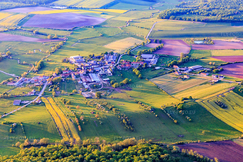 Vue aérienne: Vue du village depuis le sud à Hinsingen dans le département Bas Rhin, France. Photo: IMG_146201.jpg prise le 01/05/2025 par Werner Riehm/FLY-FOTO.eu – Résolution de l'original: 5472 x 3648 px