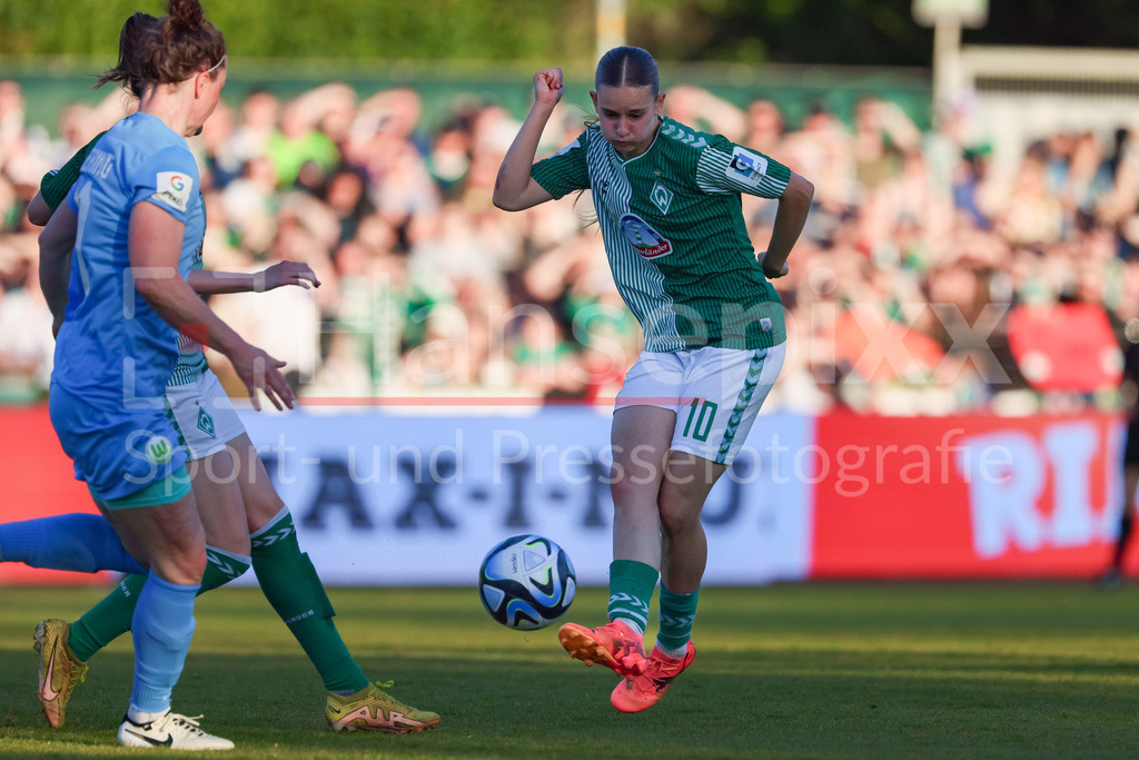Fussball, Google Pixel Frauen-Bundesliga, SV Werder Bremen - VfL Wolfsburg | v.li.: Tuana Mahmoud (geb. Keles, SV Werder Bremen, 10) am Ball, Einzelbild, Ganzkörper, Aktion, Action, Spielszene, DIE DFB-RICHTLINIEN UNTERSAGEN JEGLICHE NUTZUNG VON FOTOS ALS SEQUENZBILDER UND/ODER VIDEOÄHNLICHE FOTOSTRECKEN. DFB REGULATIONS PROHIBIT ANY USE OF PHOTOGRAPHS AS IMAGE SEQUENCES AND/OR QUASI-VIDEO.