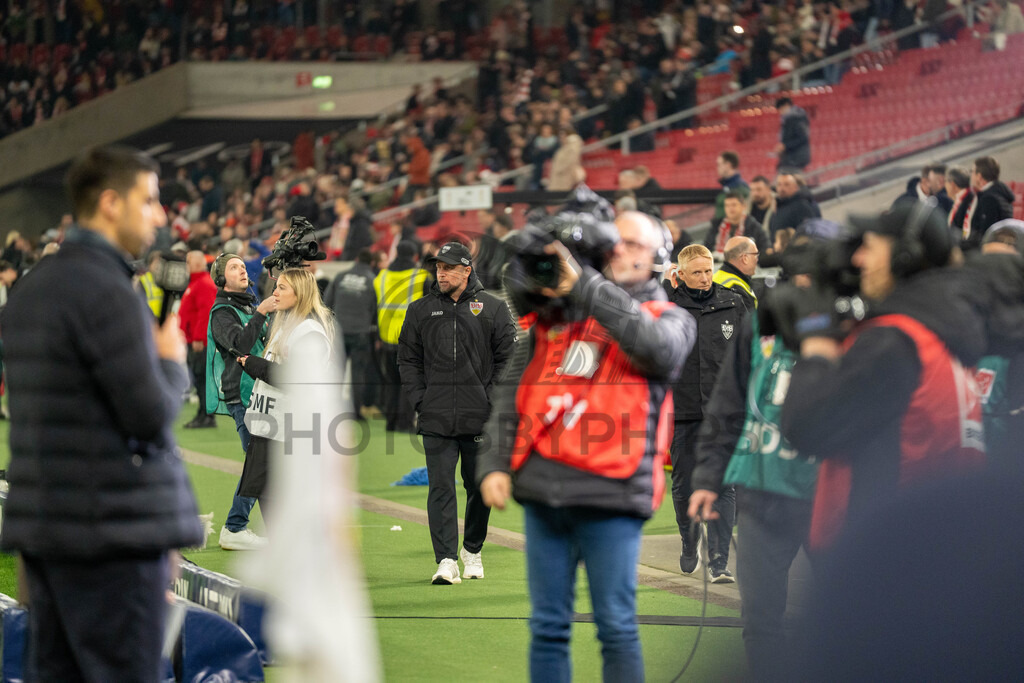 VfB Stuttgart vs. RB Leipzig, Fussball, 1. Bundesliga, 26. Spieltag, 15.03.2026 | Sebastian Hoeness (Trainer VfB Stuttgart) vor dem Interview,VfB Stuttgart vs. RB Leipzig, Fussball, 1. Bundesliga, 26. Spieltag, 15.03.2026Foto: photosbyphips/Philip Ziegler
