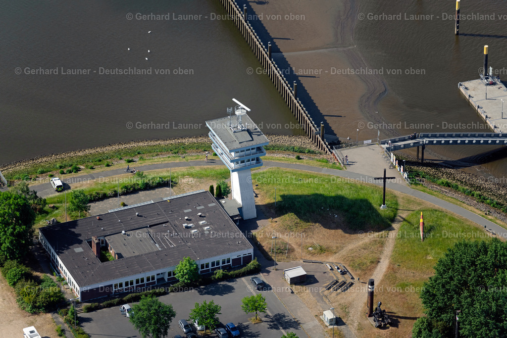 4030061 | BREMEN 01.06.2020 Radarturm als Seefahrtszeichen " Zum Lankenauer Höft " an der Weser im Ortsteil Rablinghausen in Bremen, Deutschland. Weiterführende Informationen bei: Stadt Bremen. // Lighthouse as a navigation sign "Zum Lankenauer Hoeft" on the Weser in the district of Rablinghausen in Bremen, Germany. Further information at: Stadt Bremen. Foto: Gerhard Launer