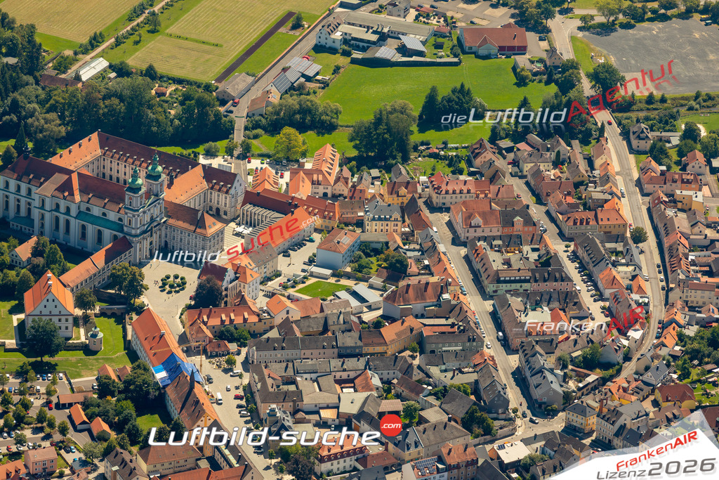 Das Luftbild zeigt : Basilikaplatz Waldsassen - Die Luftaufnahme wurde 2023 vom UL-Flugzeug aus erstellt ( keine Drohne ) - Hochauflösende Luftaufnahme - Für grossformatige Ausdrucke geeignet. Die Geschenkidee !Mit Lizenz und Bildrechte bestellbar