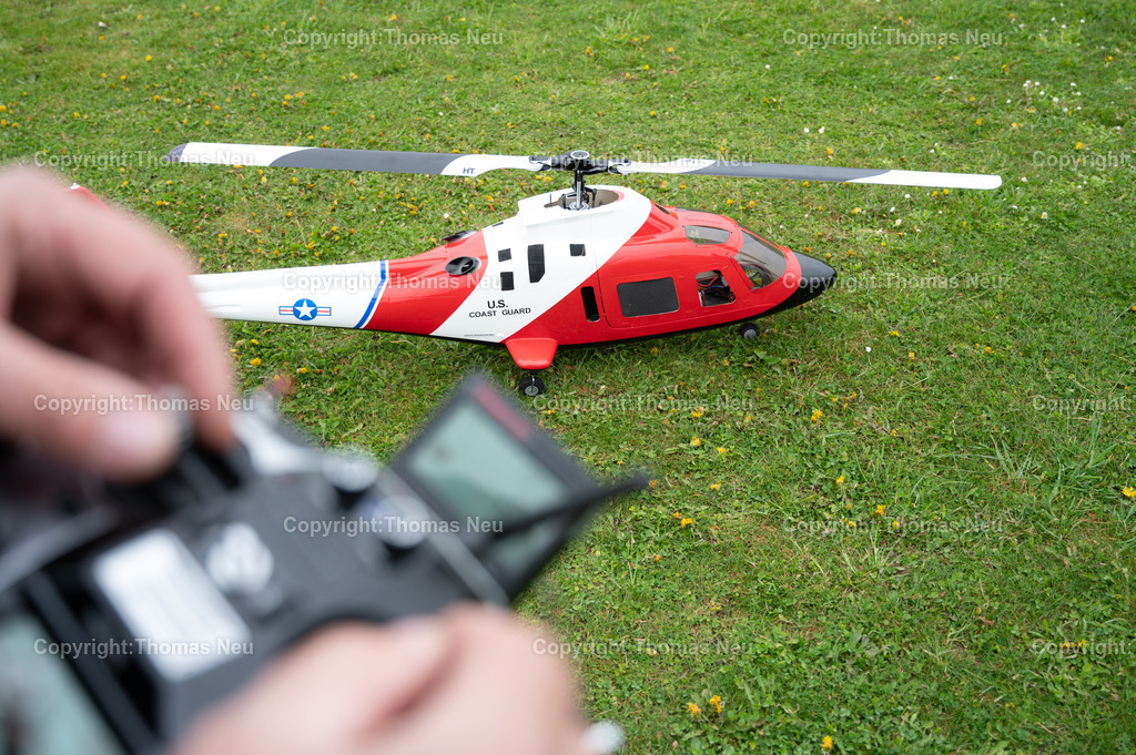 Modellflieger-Bensheim-Fotografie-Thomas-Neu-75 | bbe, Bensheim, Modellflieger Vorsitzender Heino Eickmeier mit dem Helicopter  ,Bild: THomas Neu