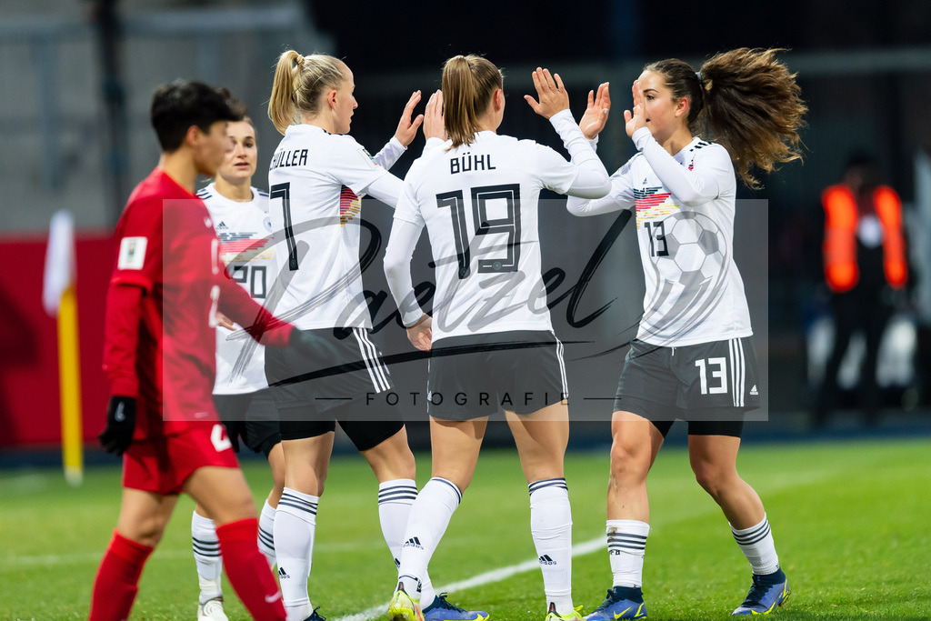 GERTUR20211126_009 | Fussball, Frauen: Lea Schueller (Germany) Torjubel, jubelt mit ihrer Mannschaft nach dem Treffer zum 2:0 bei dem Spiel der WM-Qualifikation zwischen Deutschland und Tuerkei im Eintracht-Stadion am 26.11.2021 in Braunschweig, Deutschland. - Realisiert mit Pictrs.com