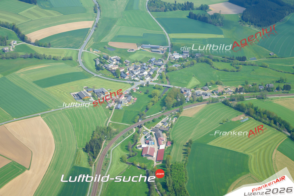 Die Luftaufnahme der Stadt Schwarzenbach wurde vom UL-Flugzeug heraus erstellt ( keine Drohne )- hohe Auflösung für beste Qualität