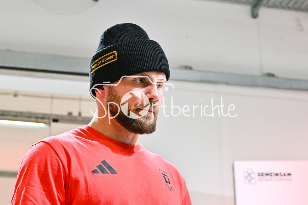 Einkleidung Team D Milano Cortina 2026 | Munich, GERMANY - 12. JANUARY: Parker TUOMIE Eishockeyspieler der Kölner Haie ) bei der Einkleidung des Teams D am 12.01.2026 in der MTC world of fashion in München