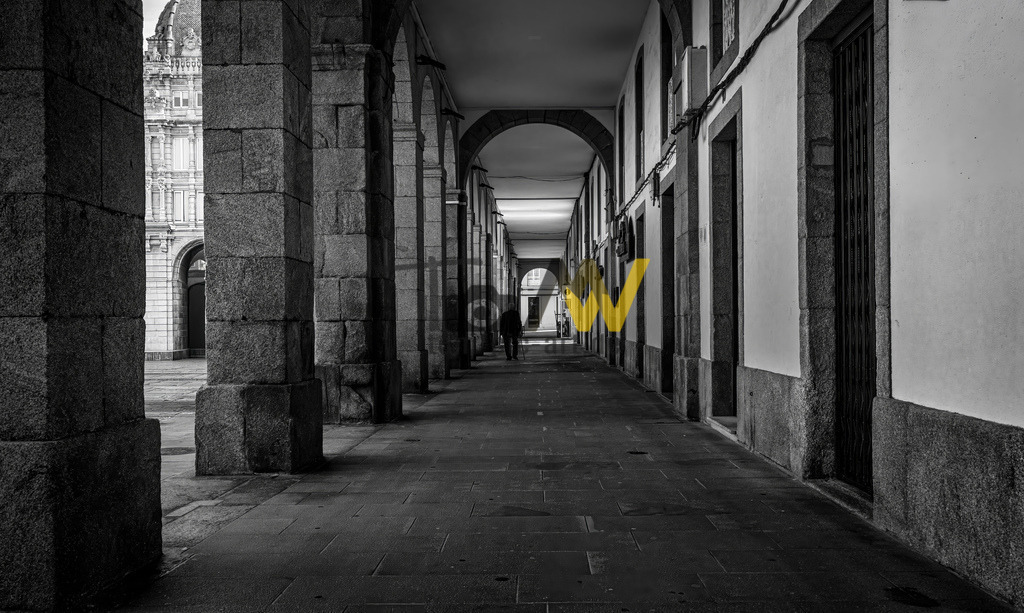 Eine lange Arkade in A Coruña in schwarz weiß | Hochauflösende und hochwertige Bilder und Fotos.Kommerzielle oder private Nutzung ✔ Bilder downloaden✔ Acryl ✔ Leinwand ✔ Poster ✔
 - Realisiert mit Pictrs.com