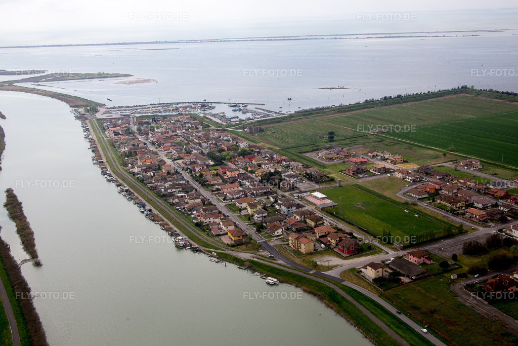 Luftbild: Ortsansicht in Gorino im Bundesland Venetien in Italien. Foto: IMG_087643.jpg vom 09.04.2016 durch Werner Riehm/FLY-FOTO.de