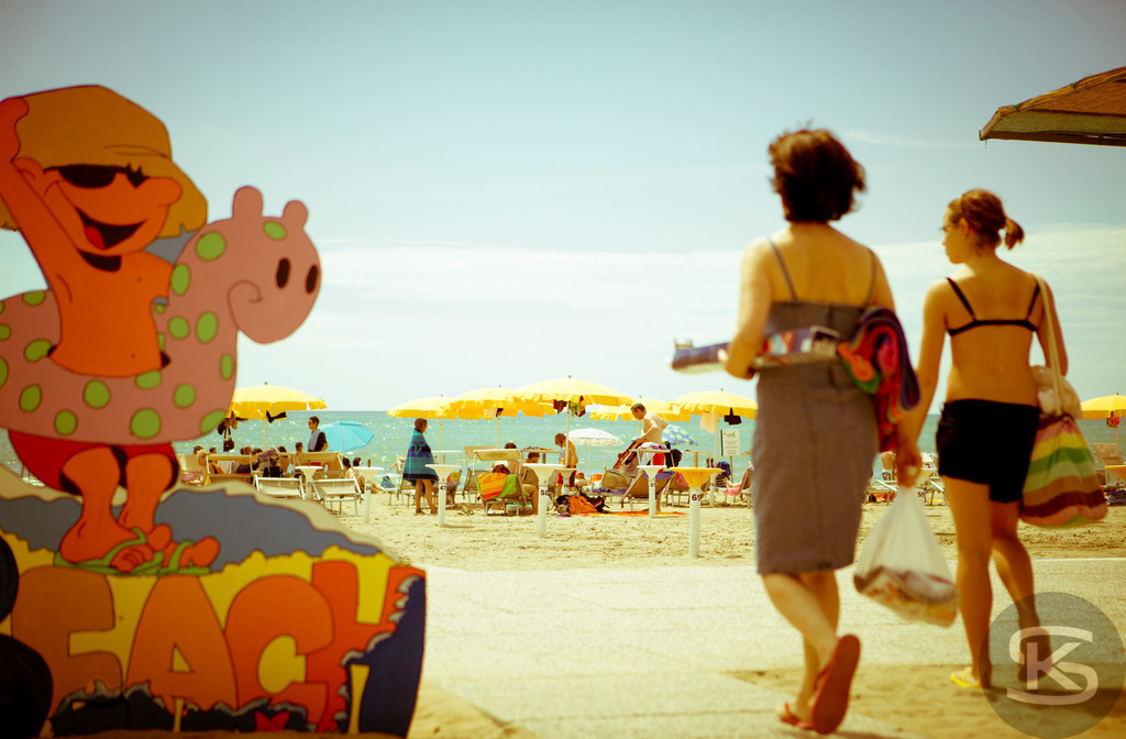 Beach Life - Momente am Meer: Alltag und Stille an der Adria | Dokumentarische Strandfotografie von der italienischen Adriaküste. Intime Aufnahmen von Caorle, Cavallino-Treporti und Eraclea Mare zeigen separierte Menschen in Momenten der Ruhe und Kontemplation. Eine fotografische Studie über Einsamkeit und Entspannung am Strand von Fotograf Stefan Kuhn. - Realisiert mit Pictrs.com