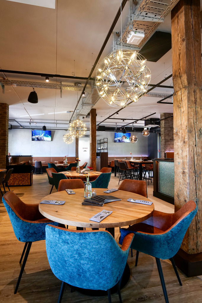 Scheune | Freiberg am Neckar - in Freiberg ist eine alte Scheune am Bahnhof in ein Restaurant mit Hotel umgebaut worden - Realisiert mit Pictrs.com