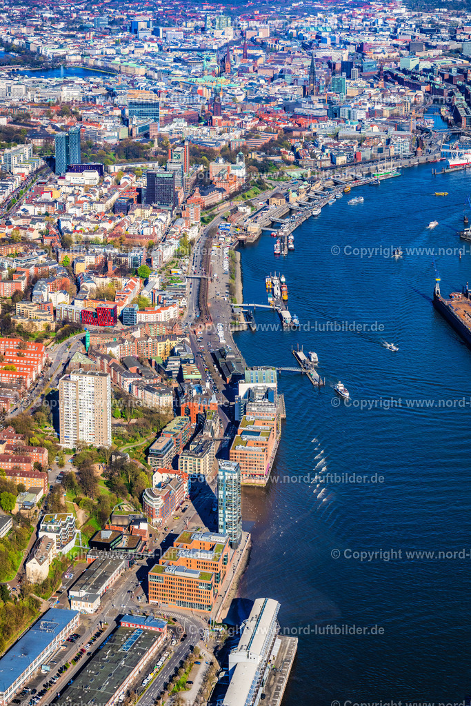Hamburg_Hafen_Altona_bis_Landungsbrücken_ELS_4793060425 | HAMBURG 06.04.2025 Hochhaus- Gebäude im Wohngebiet des "Gorch-Fock-Haus" an der Breite Straße im Ortsteil Altonaer Fischmarkt in Hamburg, Deutschland. // High-rise building in the residential area of "Gorch-Fock-Haus" on Breite Strasse in the district Altonaer Fischmarkt in Hamburg, Germany. Foto: Martin Elsen