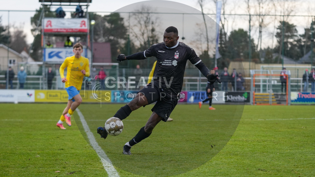 Fußball, Herren, Saison 2025/2026, Regionalliga Nordost, 18. Spieltag, FSV 63 Luckenwalde vs. FC Rot-Weiß Erfurt, Samstag 06.12.2025, Werner-Seelenbinder-Stadion Luckenwalde, | Fußball, Herren, Saison 2025/2026, Regionalliga Nordost, 18. Spieltag, FSV 63 Luckenwalde vs. FC Rot-Weiß Erfurt, Samstag 06.12.2025, Werner-Seelenbinder-Stadion Luckenwalde, Im Bild: Obed Chidindu Ugondu (Erfurt) - Realisiert mit Pictrs.com