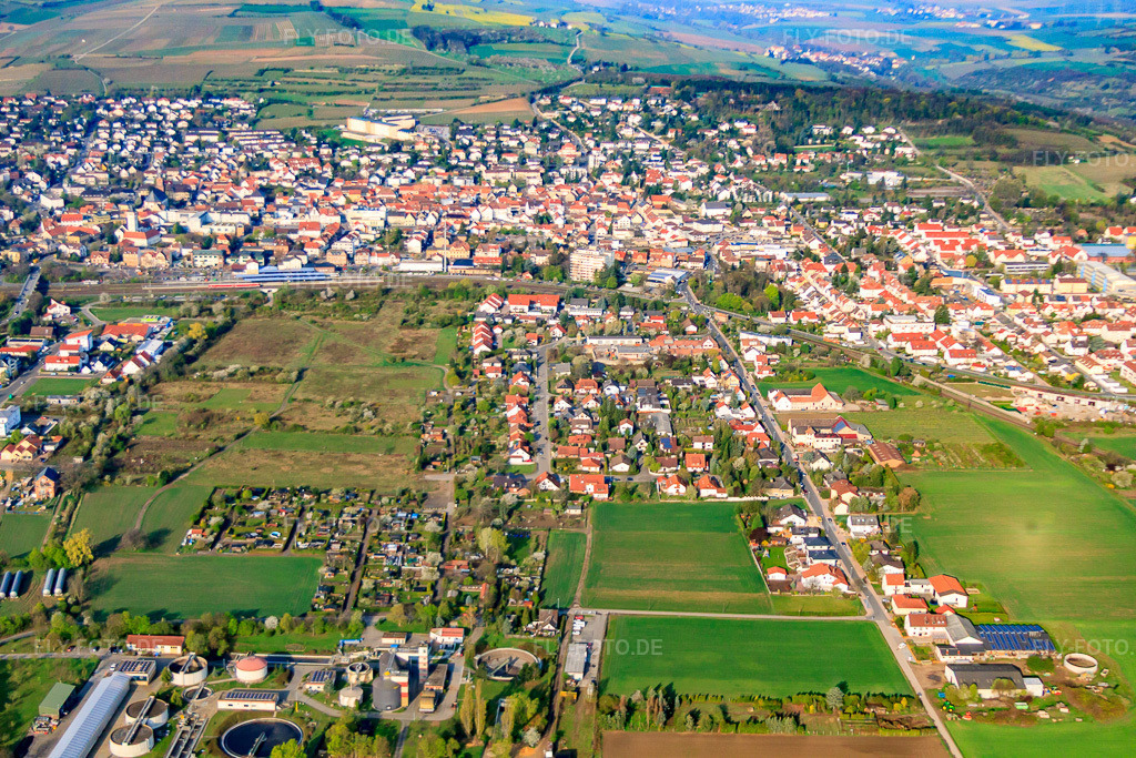 Luftbild: Stadtansicht aus Osten mit Kläranlage und Bahnhof in Grünstadt im Bundesland Rheinland-Pfalz in Deutschland. Foto: IMG_49679.jpg vom 13.04.2012 durch Werner Riehm/FLY-FOTO.deAuflösung des Originals: 4752 x 3168 px