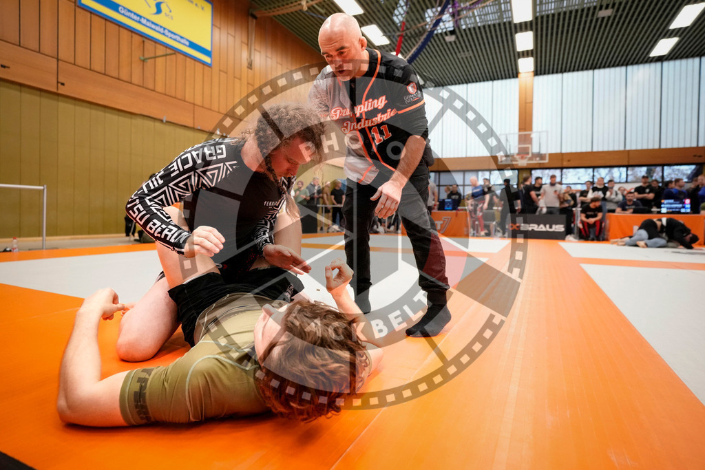 20231125PBB6763 | Fighters compete during the Grappling Industries Jiu-jitsu Championship in Berlin, Germany, on November 25, 2023.