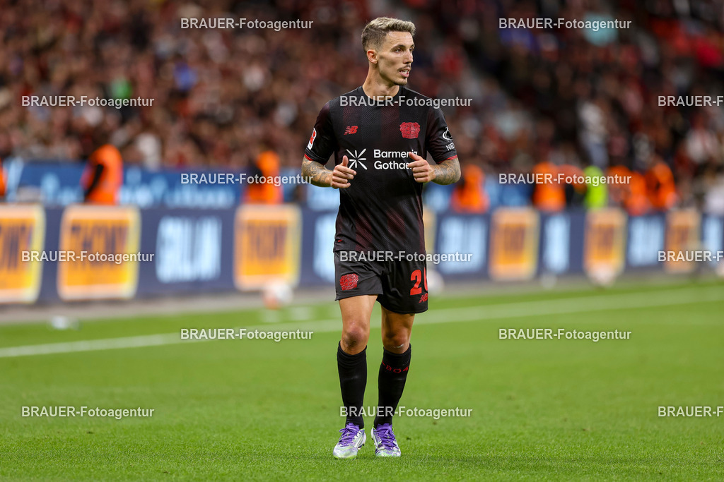Bayer 04 Leverkusen vs Eintracht Frankfurt - Bundesliga  | Leverkusen, Deutschland, 12.09.25:   Alejandro Grimaldo (Bayer 04 Leverkusen) schaut waehrend des Spiels der Bundesliga zwischen  Bayer 04 Leverkusen vs Eintracht Frankfurt in der BayArena(Foto von Brauer-Fotoagentur / Adrian Schlueter)