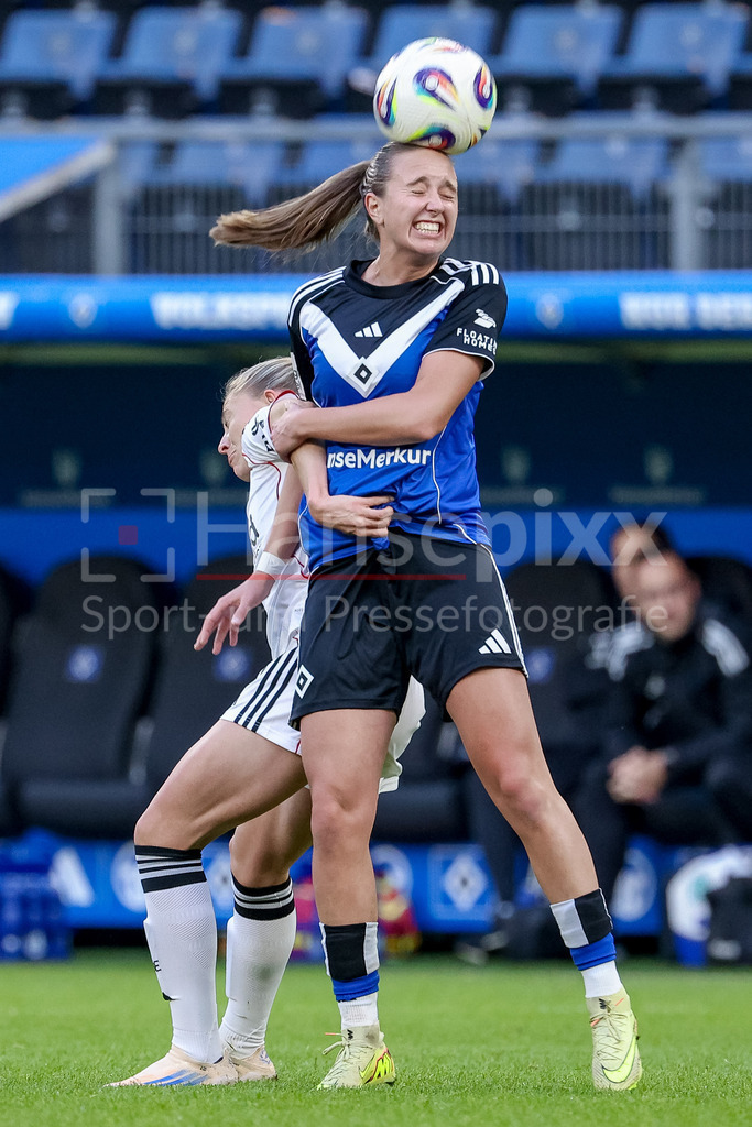Fussball, Google Pixel Frauen-Bundesliga, Hamburger SV - Eintracht Frankfurt | v.li.: Rebecka Blomqvist (Eintracht Frankfurt, 28) und Victoria Schulz (Hamburger SV, 19) im Kopfballduell, Kopfball, Zweikampf, Action, Aktion, Spielszene, DIE DFB-RICHTLINIEN UNTERSAGEN JEGLICHE NUTZUNG VON FOTOS ALS SEQUENZBILDER UND/ODER VIDEOÄHNLICHE FOTOSTRECKEN. DFB REGULATIONS PROHIBIT ANY USE OF PHOTOGRAPHS AS IMAGE SEQUENCES AND/OR QUASI-VIDEO.