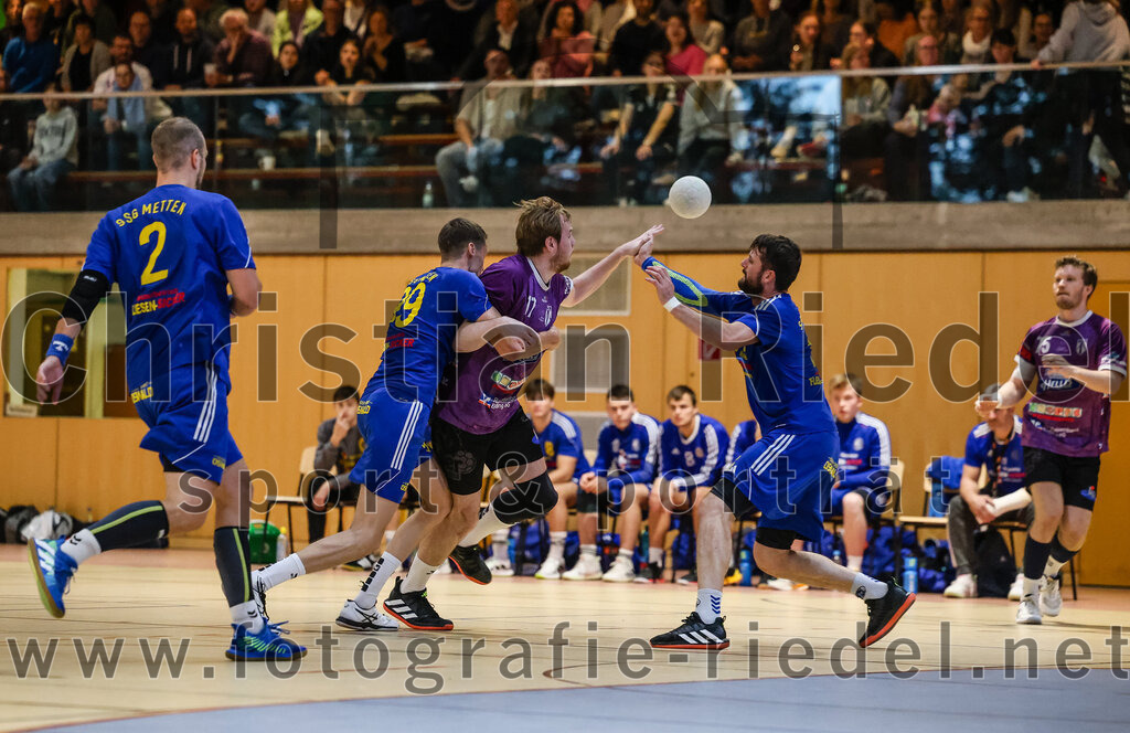 2024-10-13_044_SpVgg_Altenerding_gegen_SSG_Metten | Erding, Deutschland, 13.10.2024:Handball, Bezirksoberliga Männer 2024 / 2025, 4. Spieltag, SpVgg Altenerding gegen SSG Metten, Endergebnis: 40:22Karel Kveton (SSG Metten, #2), Patrick Sigl (SSG Metten, #99), Niklas Fleps (SpVgg Altenerding, #17), Ferdinand Menzel (SpVgg Altenerding, #75)Foto: Christian Riedel / fotografie-riedel.net