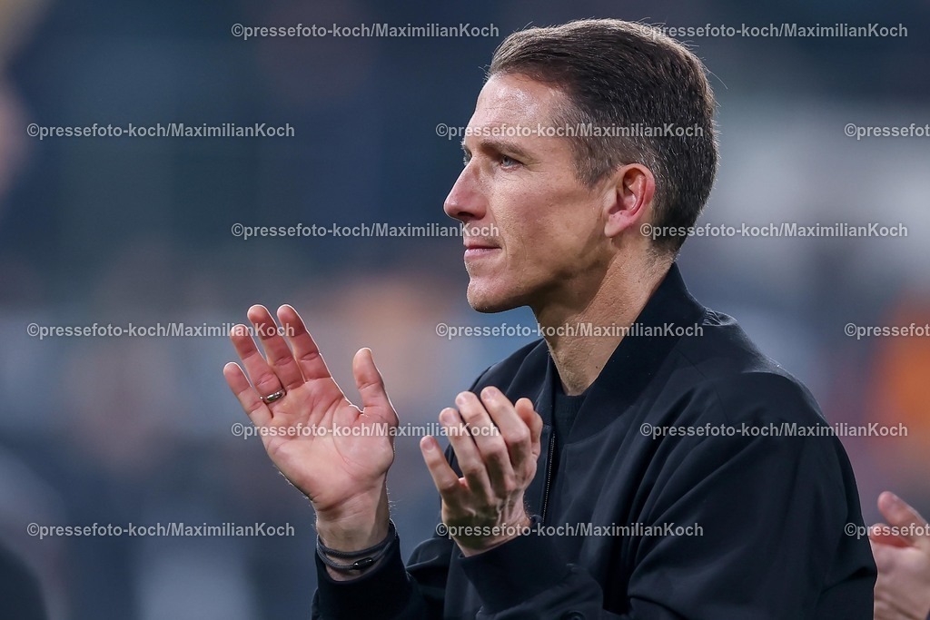 BMG13122502246 | 13.12.2025, Fußball, Borussia Mönchengladbach - VfL Wolfsburg, 1. Fußball Bundesliga, 14.Spieltag, Borussia-Park, Saison 2025 2026: Interimstrainer Daniel Bauer (VfL Wolfsburg #hc)   DFB regulations prohibit any use of photographs as image sequences and or quasi-video.