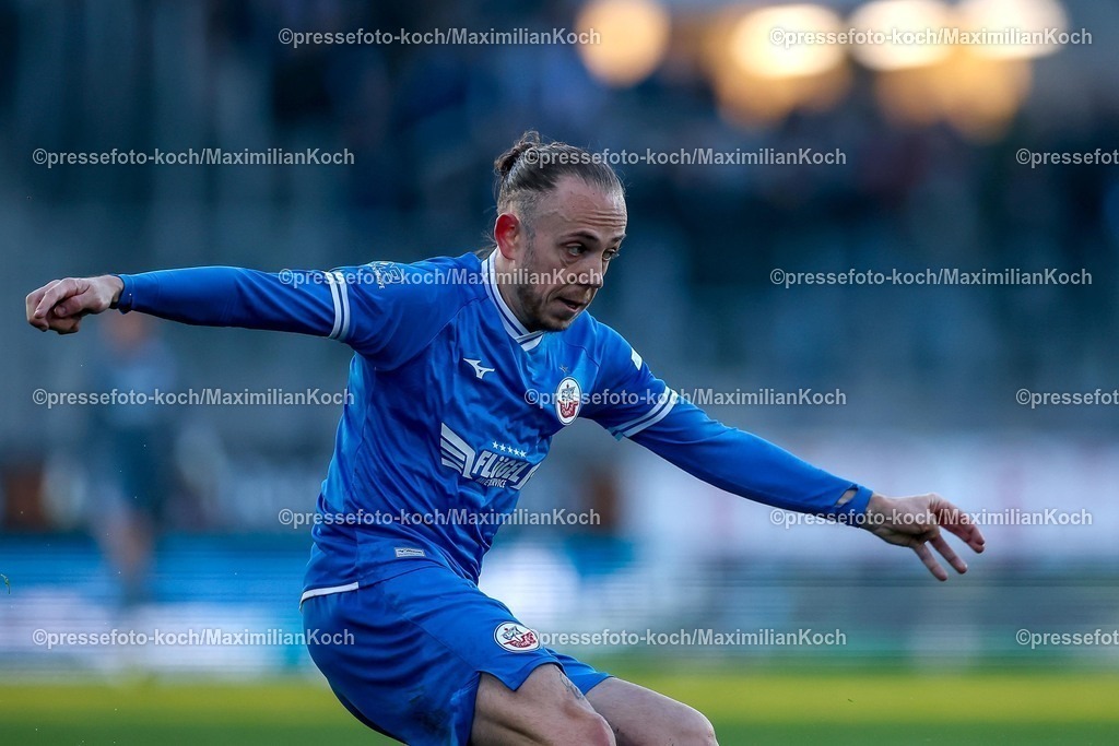 RWE06042501106 | 2025.04.06, Fußball, 3.Liga, Rot-Weiss Essen - FC Hansa Rostock, Stadion Hafenstraße, Saison 2024 2025: Adrien Lebeau (FC Hansa Rostock #14) DFB regulations prohibit any use of photographs as image sequences and or quasi-video.