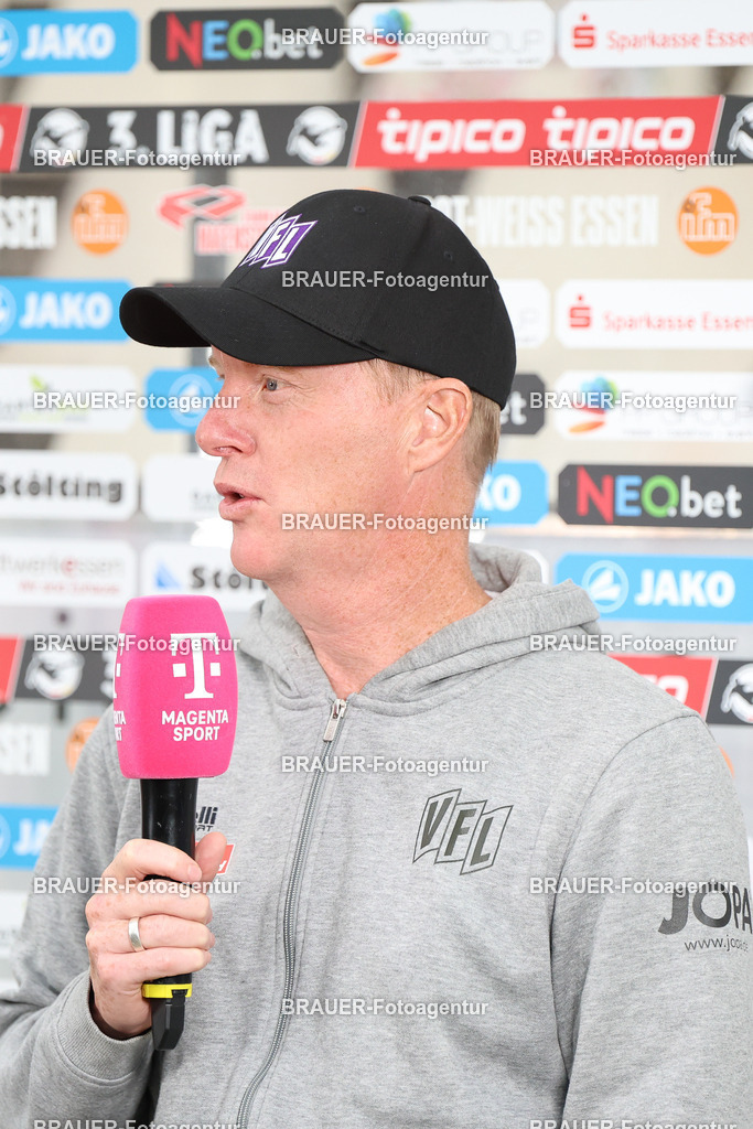 Rot-Weiss Essen - VFL Osnabrück | Essen, Deutschland, 17.09.2025 Timo Schultz (VFL Osnabrück) beim Interviewwährend des 3.Liga Spiels zwischen  Rot-Weiss Essen und VFL Osnabrück am 17.09.2025 im Stadion an der Hafenstraße in Essen. (Foto von Timo Bluhmki-Schmidt/Brauer Fotoagentur