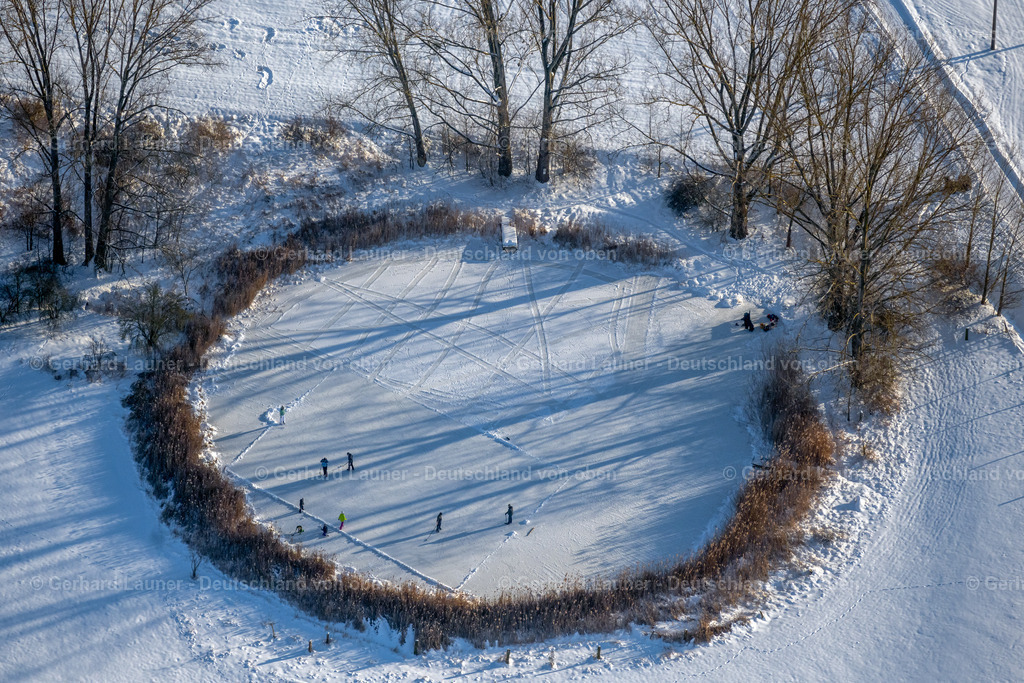 4044962 | SüDHARZ 14.02.2021 Winterlich schneebedeckte Spaziergänger und Passanten laufen auf der Eisschicht der zugefrorenen Uferbereiche der See - Oberfläche "Der kleine See" mit Eishockey - Spielern im Ortsteil Uftrungen in Südharz im Bundesland Sachsen-Anhalt, Deutschland. // Wintry snowy strollers and passers-by walk on the ice sheet of the frozen bank areas of the lake - surface "Der kleine See" with ice hockey players in the district Uftrungen in Suedharz in the state Saxony-Anhalt, Germany. Foto: Gerhard Launer