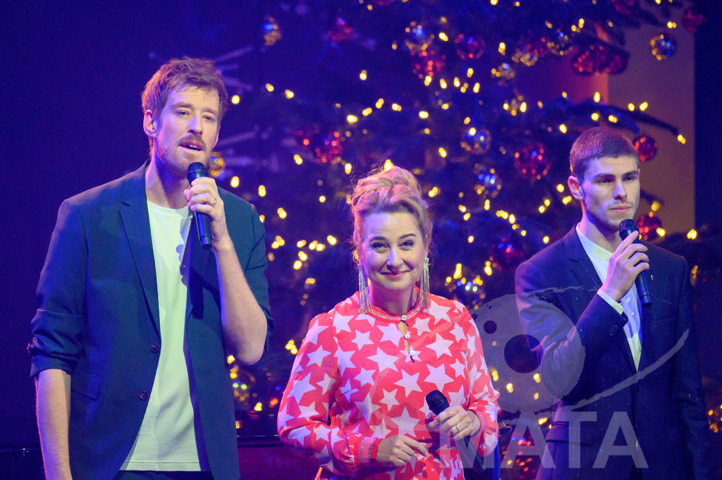 _DWA1438 | Sebastian Winkler (BAYERN 3), Constanze Lindner (Kabarett), Oleg Grygorov (funk, PULS) bei '30 Jahre Sternstunden-Gala 2023' in der Frankenhalle. Nürnberg, 15.12.2023 - Realisiert mit Pictrs.com