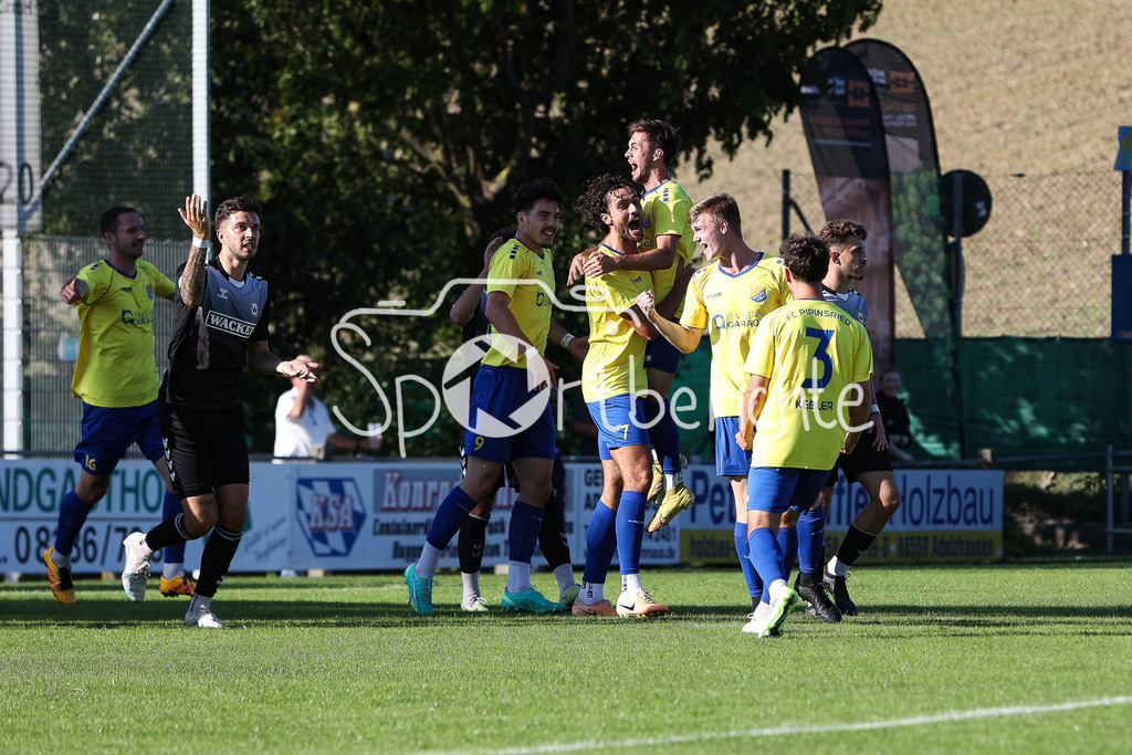 FC Pipinsried - SV Wacker Burghausen | Jubel der Hausherren nach dem Tor zum 1-0 durch Benedikt WIEGERT (FCP #28)