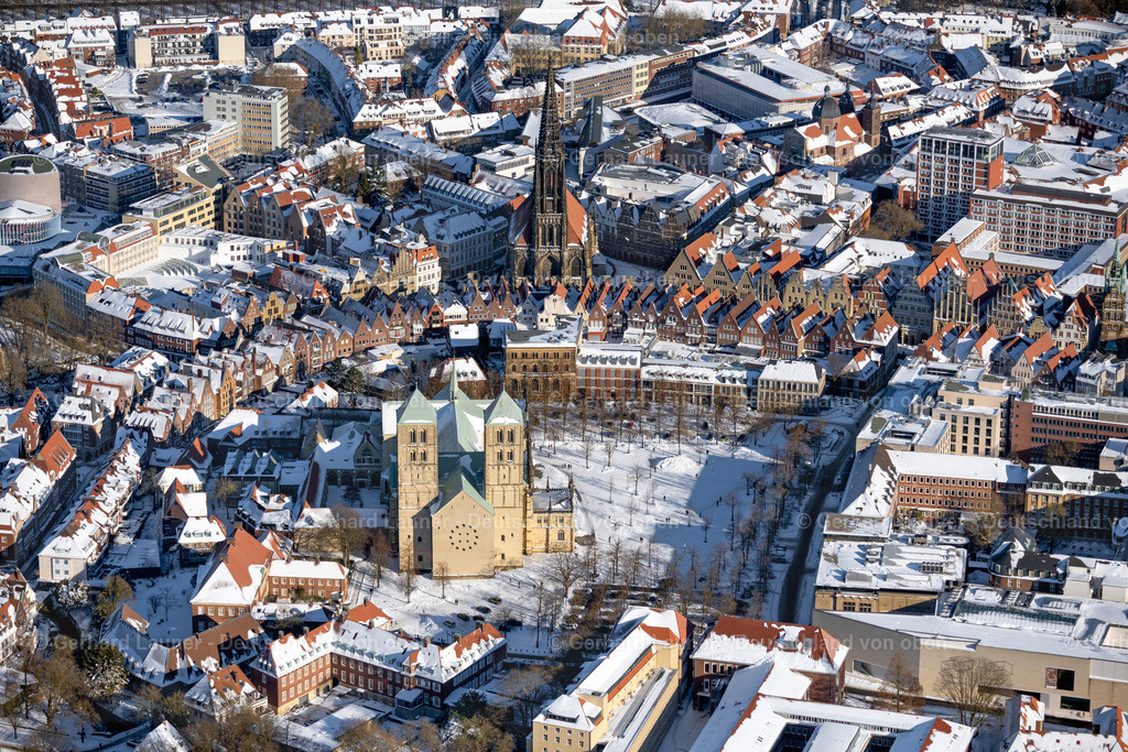 4043974 | MüNSTER 13.02.2021 Winterlich schneebedeckte Kirchengebäude des Domes St-Paulus-Dom in der Altstadt in Münster im Bundesland Nordrhein-Westfalen, Deutschland. Weiterführende Informationen bei: Domkapitel Münster. // Wintry snowy church building of the cathedral St-Paulus-Dom in the old town in Muenster in the state North Rhine-Westphalia, Germany. Further information at: Domkapitel Muenster. Foto: Gerhard Launer