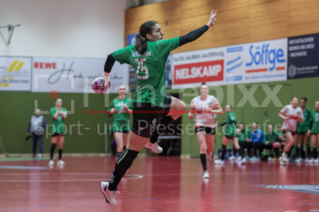Handball, 2. Bundesliga Frauen, SV Werder Bremen - HSV Solingen-Gräfrath 76 | v.li.: Anna Lena Bergmann (SV Werder Bremen, 25) am Ball, Spielszene, Aktion, Action