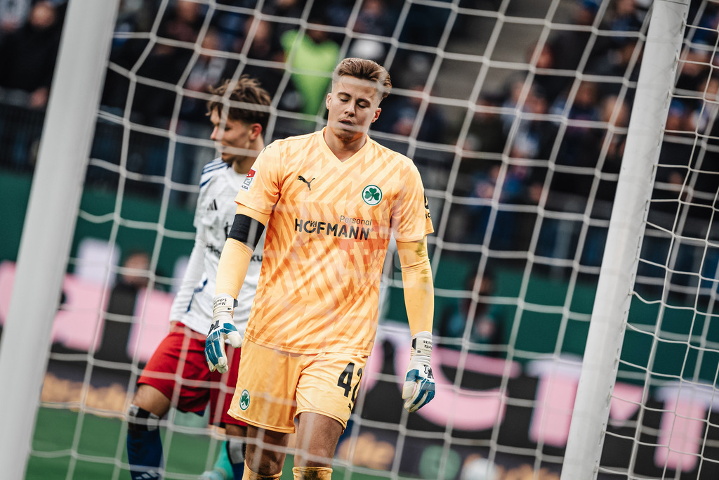 Fußball | Männer | Saison 2024/2025 | 2. Fußball-Bundesliga | 17. Spieltag | Hamburger SV vs. SpVgg Greuther Fürth | 21.12.2024 | Moritz Schulze (#42, SpVgg Greuther Fürth) enttäuscht