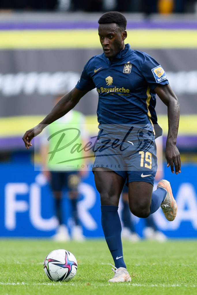 EBSTSV20210828_180 | Fussball, Herren: Merveille Biankadi (TSV 1860 Muenchen) in Aktion, am Ball, Einzelaktion beim Spiel der 3. Liga zwischen Eintracht Braunschweig und TSV 1860 Muenchen im Eintracht-Stadion am 28.08.2021 in Braunschweig, Deutschland.DFB / DFL REGULATIONS PROHIBIT ANY USE OF PHOTOGRAPHS AS IMAGE SEQUENCES AND/OR QUASI-VIDEO. - Realisiert mit Pictrs.com