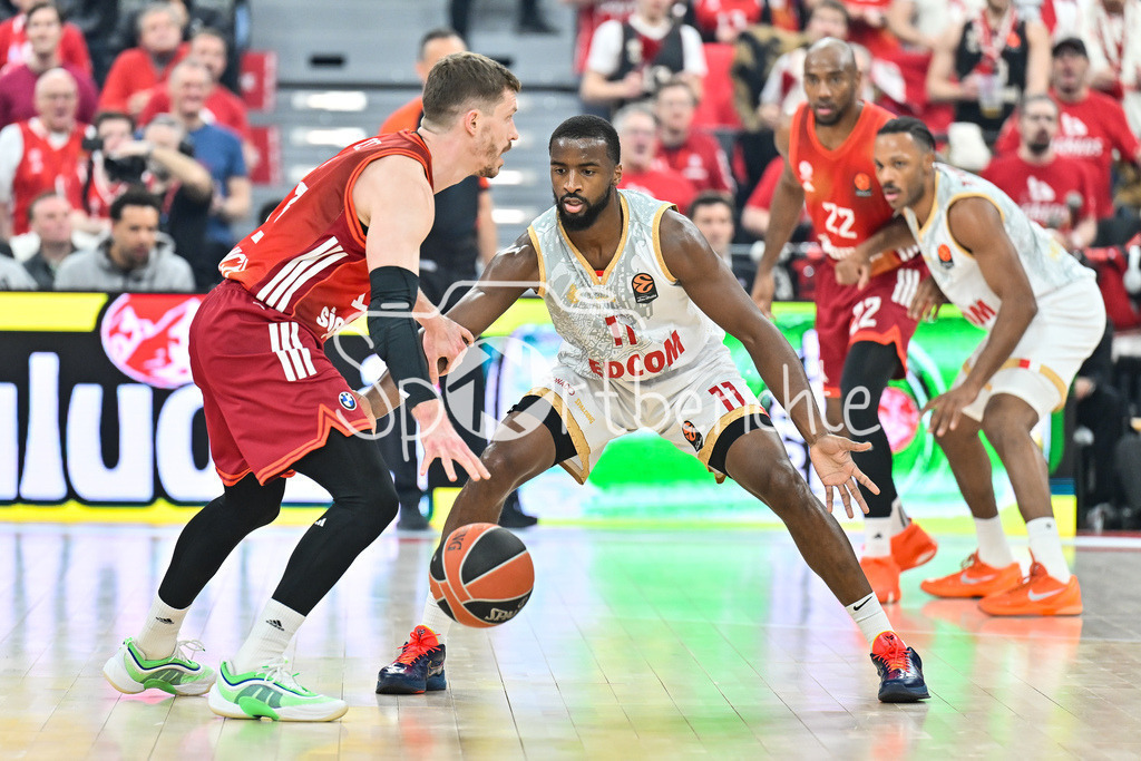 FC Bayern Basketball - AS Monaco Basket | MUNICH, GERMANY - 05. FEBRUARY: im Duell Andreas OBST (FC Bayern Basketball 13) und Alpha DIALLO (AS Monaco Basket 11) während dem Match zwischen dem FC Bayern Basketball und dem AS Monaco Basket am 27. Spieltag der EuroLeague im SAP GARDEN