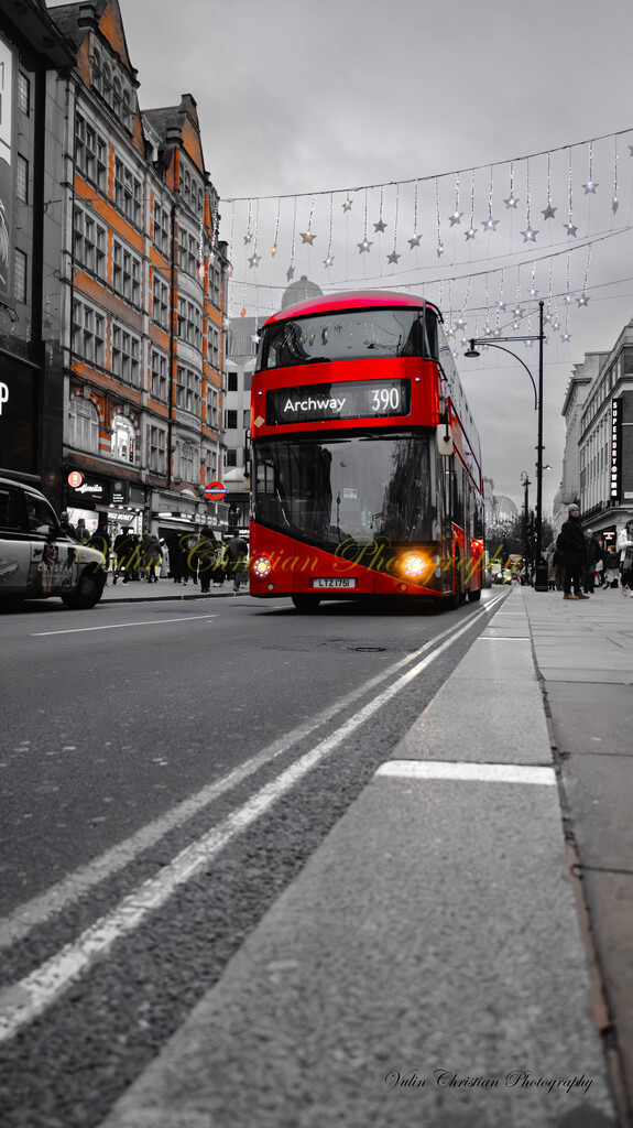 Bus 2 | Christian Vulin  - Realisiert mit Pictrs.com