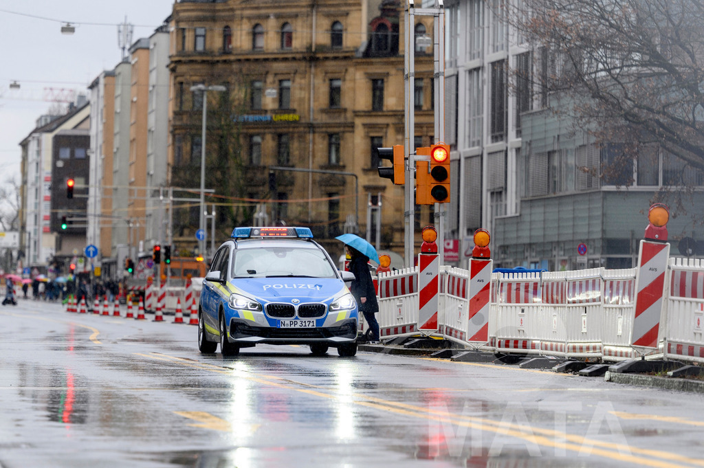 _DWA2203 | Trotz Nieselregen schlängelte sich der „Gaudiwurm“ am Sonntag durch die Nürnberger Innenstadt an tausenden Faschingsfans vorbei.  Nürnberg, 11.02.2024 - Realisiert mit Pictrs.com