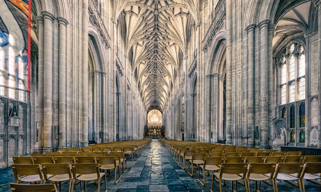 Blick in das Langhaus der Kathedrale von Winchester-Hampshire | Dieses Bild zeigt das Langhaus der Kathedrale von Winchester in Hampshire, England.Die Kathedrale ist bekannt für ihr längstes Kirchenschiff und ihre gotische Architektur.Die ursprüngliche Struktur wurde zwischen 1079 und 1120 erbaut.Im 14. Jahrhundert wurde der Innenraum im Perpendicular Gothic-Stil umgestaltet - Realisiert mit Pictrs.com