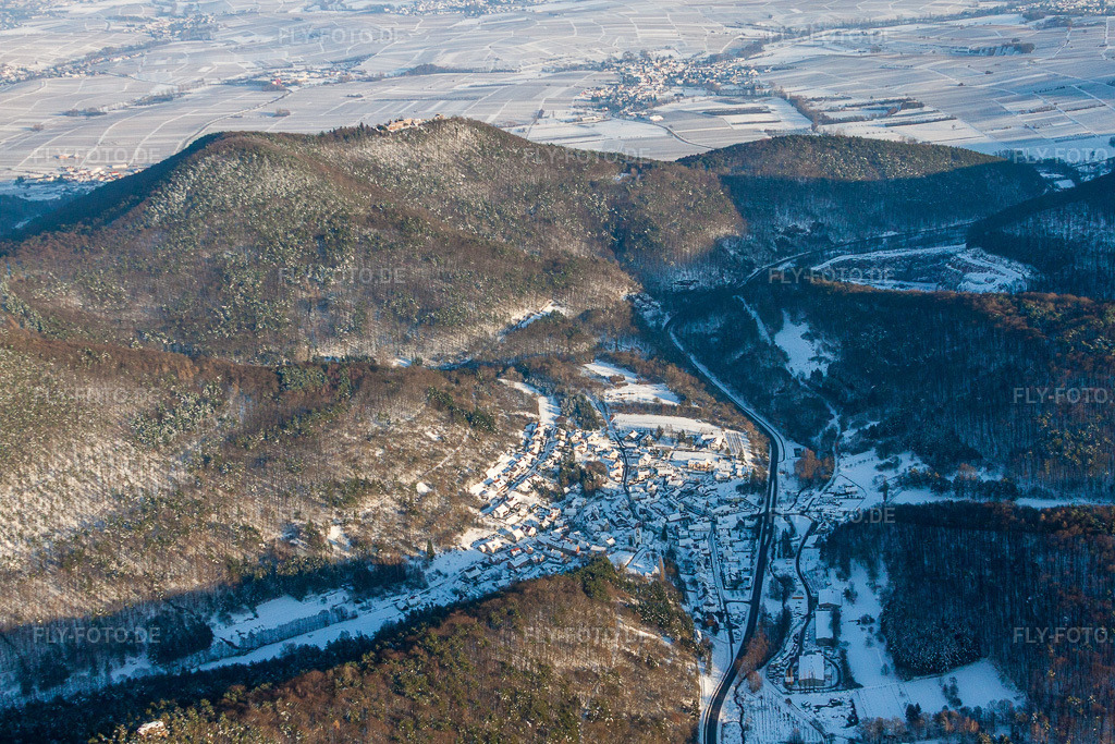Luftbild: Winterlich schneebedeckte Dorf - Ansicht und Madenburg in Waldhambach im Bundesland Rheinland-Pfalz in Deutschland. Foto: IMG_36422.jpg vom 03.01.2011 durch Werner Riehm/FLY-FOTO.de