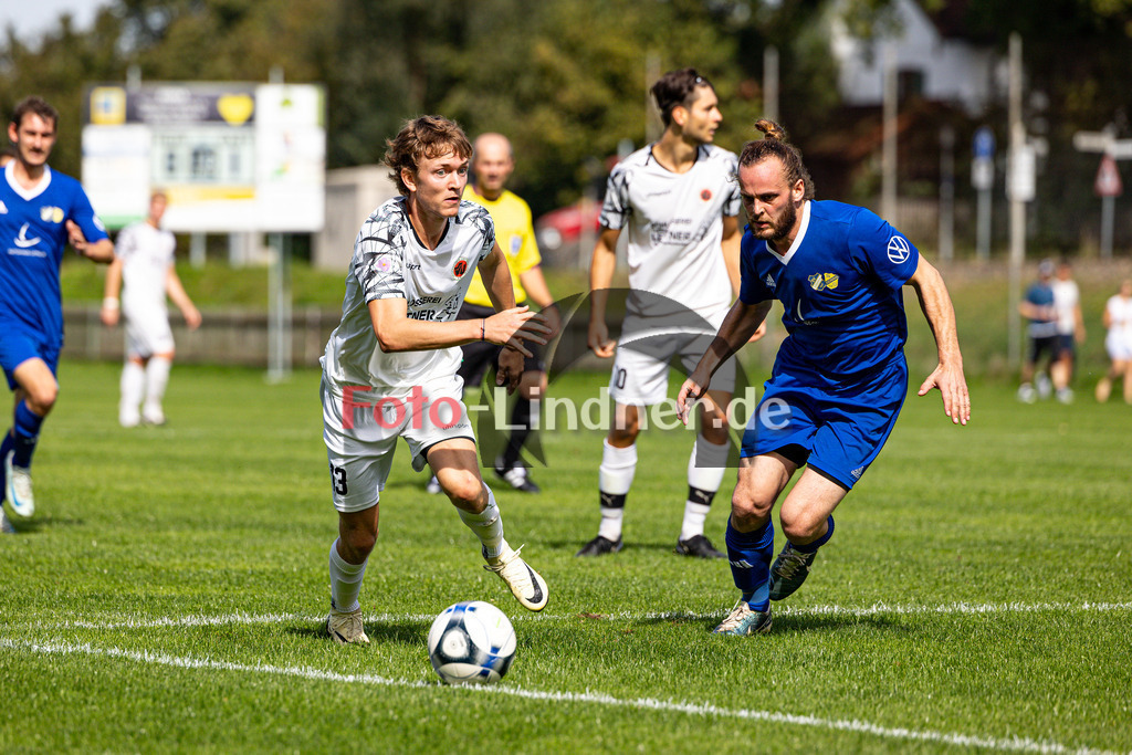 SV Unterhausen gegen SG SV Eberfing/SV Söchering | Fußball A-Klasse Herren Oberbayern Zugspitze Gruppe 5 8. Spieltag, SV Unterhausen gegen SG SV Eberfing/SV Söchering, 20240922,Duell zwischen Benedikt RETSCHY (SV Unterhausen 13) und Louis MAYET (SG SV Eberfing/SV Söchering 2),2024-09-22 in Unterhausen (Sportplatz Unterhausen), Benedikt RETSCHY (SV Unterhausen 13), Louis MAYET (SG SV Eberfing/SV Söchering 2)Copyright: WolfgangxLindner www.foto-lindner.de / shop.foto-lindner.de
