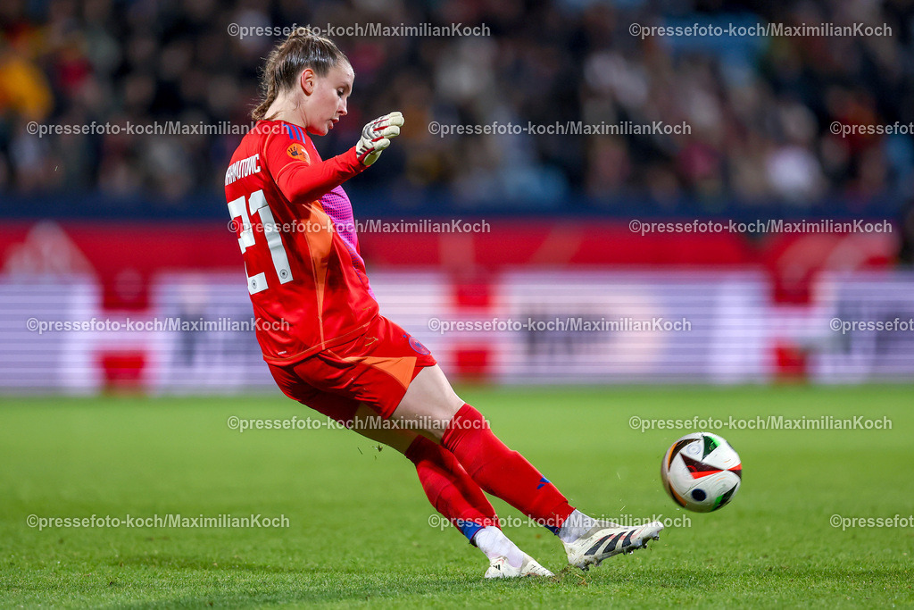 DFB02122401062 | 02.12.2024, Fußball Länderspiel Frauen, Deutschland - Italien, Vonovia-Ruhrstadion Bochum, Saison 2024 2025: Torwart Ena Mahmutovic (GER #21)DFB regulations prohibit any use of photographs as image sequences and or quasi-video.