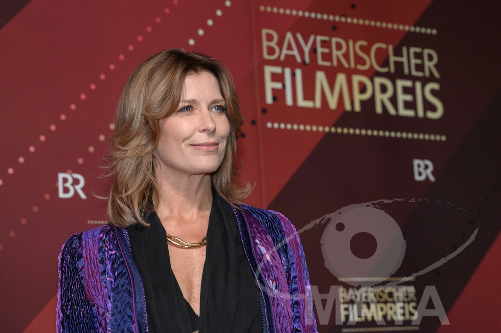 _DWI4781 | Valerie Niehaus (deutsche Schauspielerin) bei der Verleihung des 47. Bayerischen Filmpreises 2026  im Prinzregententheater. München, Deutschland. Der Bayerische Filmpreis wird seit 1979 von der Bayerischen Staatsregierung verliehen, um die Bedeutung des Kinofilms als Kulturgut herauszustellen - Realisiert mit Pictrs.com