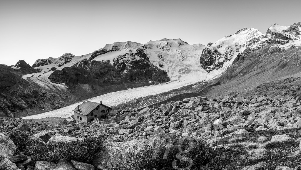 Boval Hütte SAC vor Sonnenaufgang mit Morteratschgletscher und Bernina-Massiv, Pontresina, Schweiz | capture of the Boval Hut of the Swiss Alpine Club SAC in Val Morteratsch, Engadin - Realisiert mit Pictrs.com