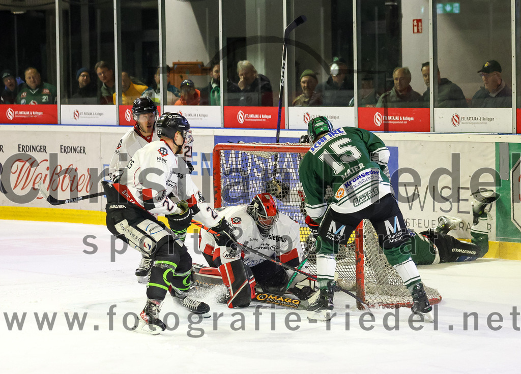 2023-11-12_129_TSV_Erding_gegen_EHC_Koenigsbrunn | Erding, Deutschland, 12.11.2023:
Eishockey, Bayernliga Vorrunde 2023 / 2024, 9. Spieltag, TSV Erding gegen EHC Königsbrunn, Endergebnis: 3:2

Elias Maier (Erding Gladiators, #15), Torwart Stefan Vajs (EHC Königsbrunn, #32)

Foto: Christian Riedel / fotografie-riedel.net