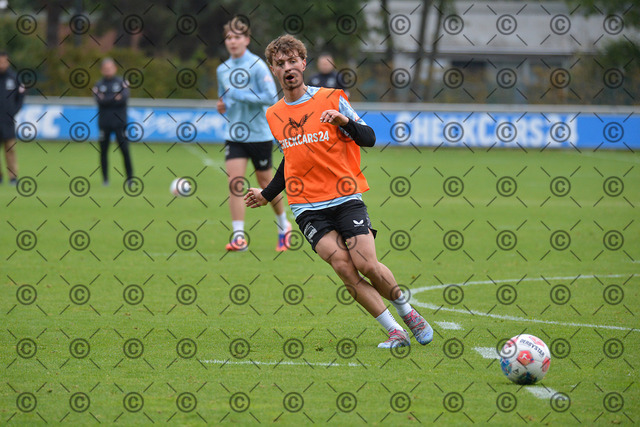 RGE_6192b |  Hertha BSC,  2.Bundesliga, Herren, Training, Saison 2025/26, Maurice Krattenmacher,   Fotograf:  Ralf Gebhardt - Realisiert mit Pictrs.com