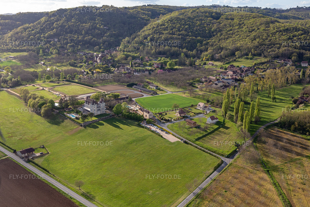 Luftbild: Chateau de Monrecour in Saint-Vincent-de-Cosse im Bundesland Dordogne in Frankreich. – Foto: IMG_113512.jpg vom 16.04.2019 durch Werner Riehm/FLY-FOTO.de – Auflösung des Originals: 4945 x 3296 px