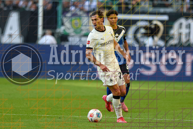 Borussia Mönchengladbach vs Hamburger SV - Bundesliga  | Mönchengladbach, Deutschland, 24.08.25:   Joseph Michael Scally (Borussia Mönchengladbach) in Aktion am Ball, Einzelaktion waehrend des Spiels der Bundesliga zwischen Borussia Mönchengladbach vs Hamburger SV im Stadion im Borussia Park(Foto von Brauer-Fotoagentur / Adrian Schlueter)