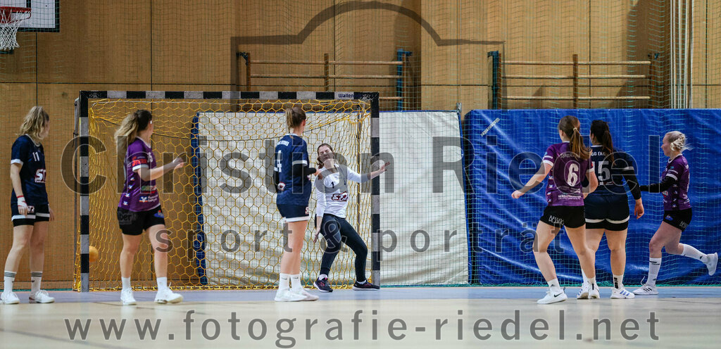 2024-02-03_076_SpVgg_Altenerding_gegen_SpVgg_Erdweg | Erding, Deutschland, 03.02.2024:
Handball, Bezirksoberliga Frauen Altbayern 2023 / 2024, 13. Spieltag, SpVgg Altenerding gegen SpVgg Erdweg, Endergebnis: 25:21

Gesine Buchner (SpVgg Erdweg, #11), Verena Bauer (SpVgg Altenerding, #55), Anna-Katharina Luca (SpVgg Erdweg, #4), Torfrau Eva Güthner (SpVgg Erdweg, #1), Marlene Mittermeier (SpVgg Altenerding, #6), Christina Märkl (SpVgg Erdweg, #15)

Foto: Christian Riedel / fotografie-riedel.net